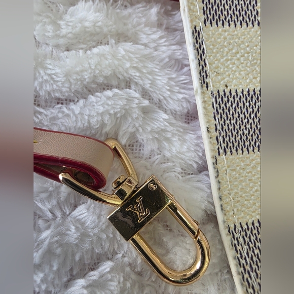 Checkered Chain Pouch - Picture 3 of 9